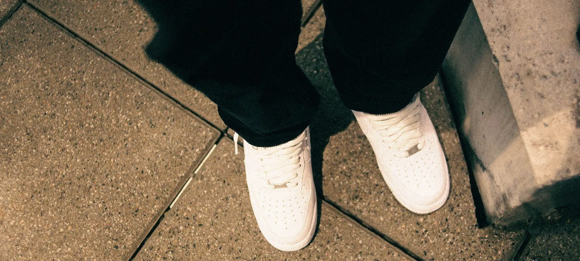 Paire de baskets blanches en cuir portées en ville