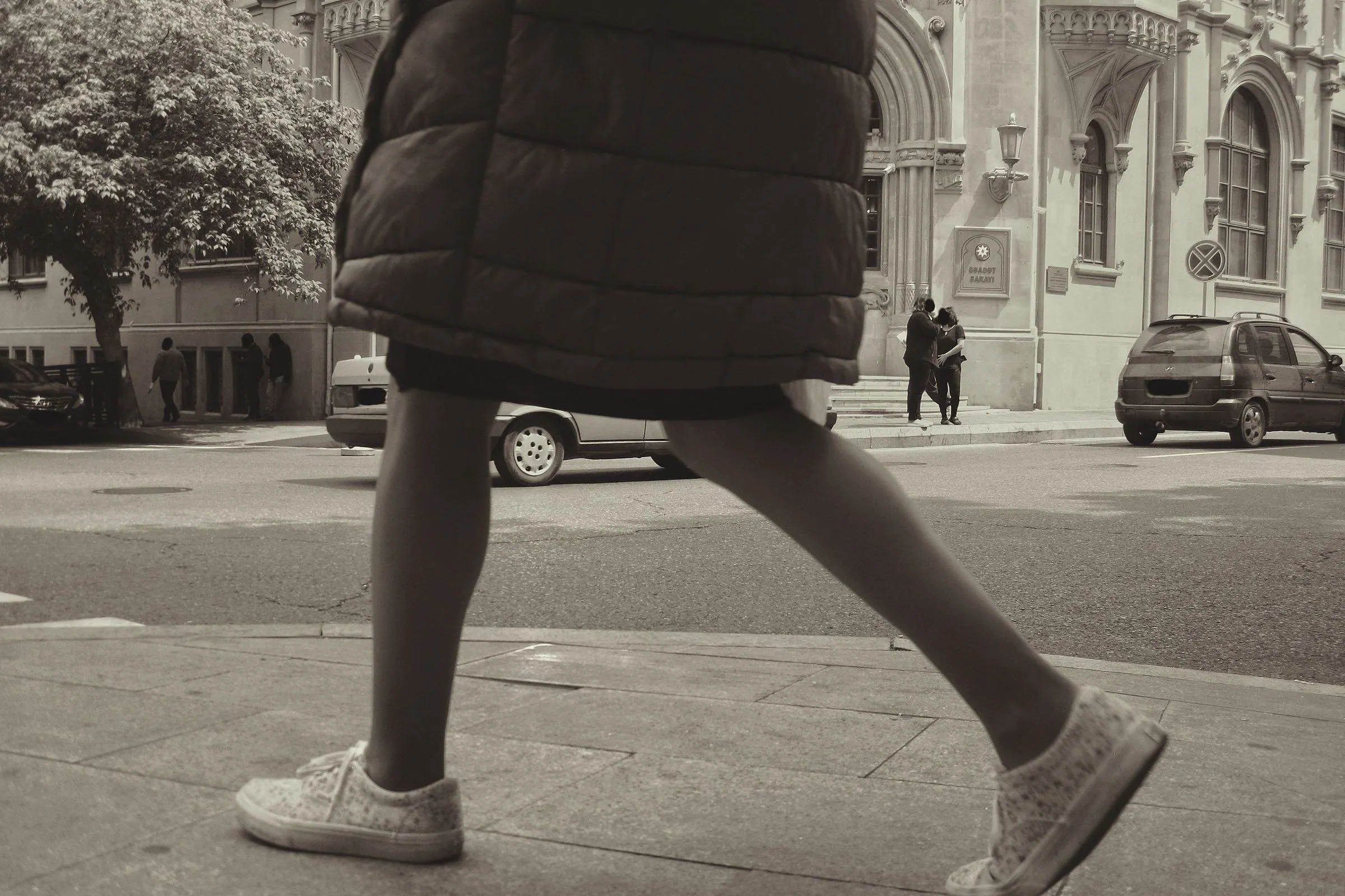 Passante en baskets blanches dans une rue