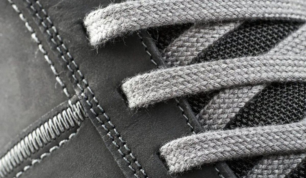 Gros plan sur les coutures et les lacets d'une basket