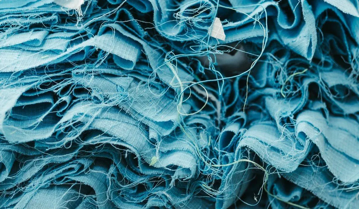 Chutes de tissu bleu effilochées avant recyclage