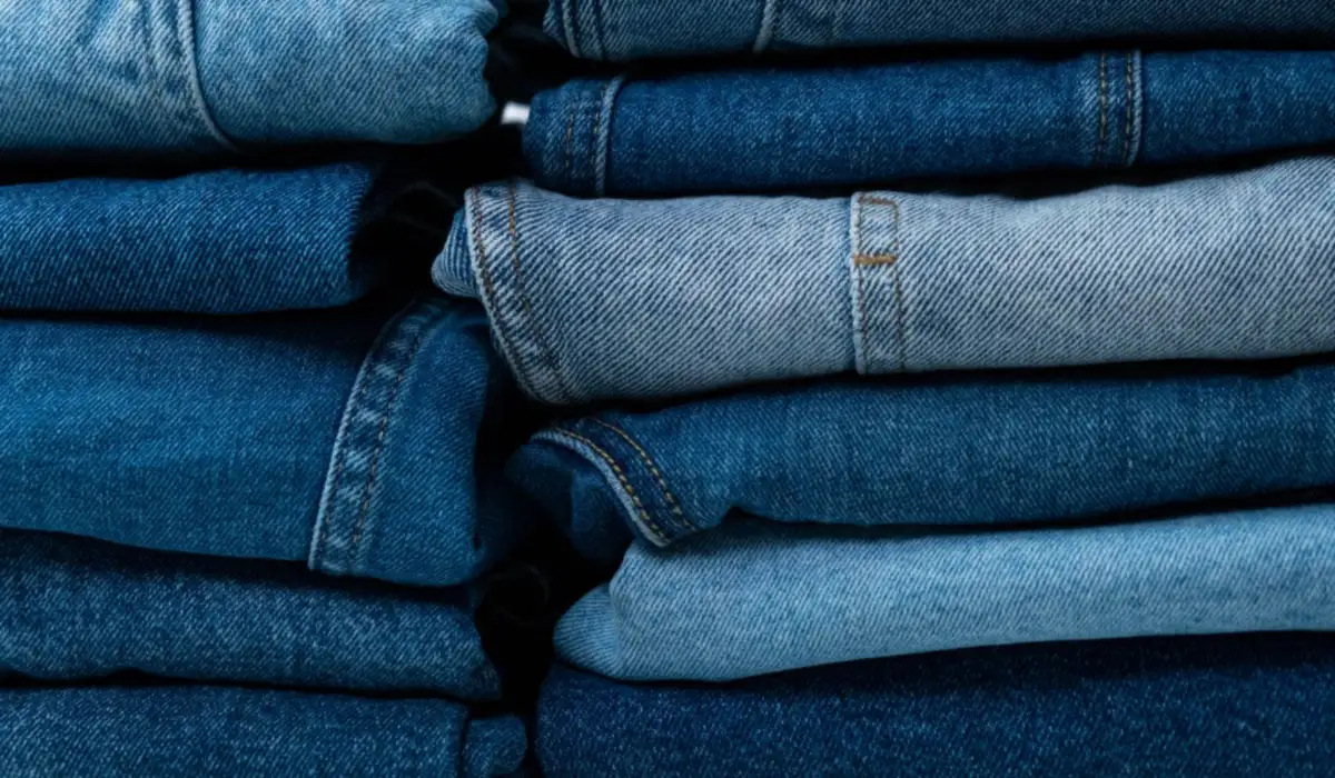 Pile de jeans pliés dans plusieurs nuances de bleu