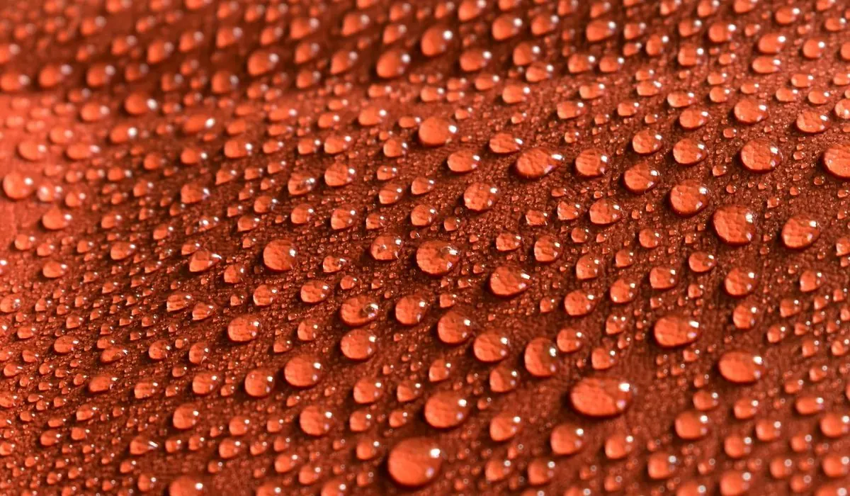 Gouttes de pluie sur une veste imperméable