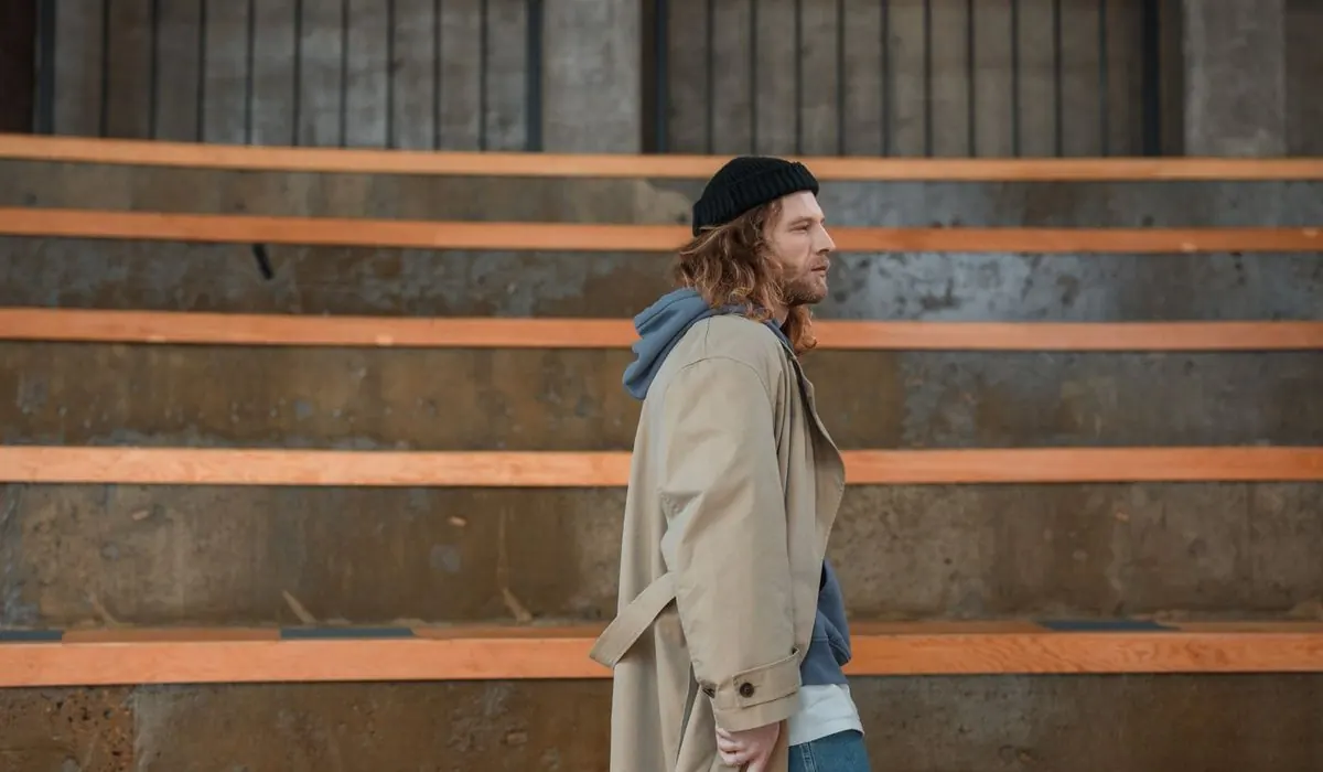 Homme en manteau long dans la rue