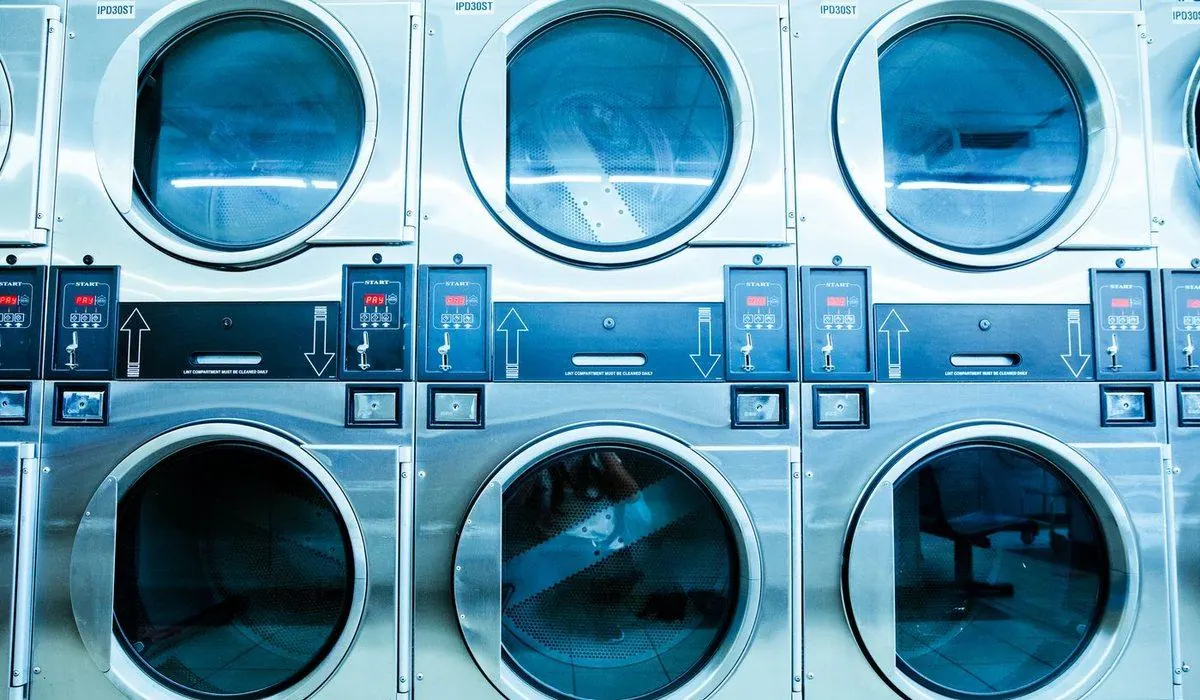 Rangée de machines à laver dans une laverie