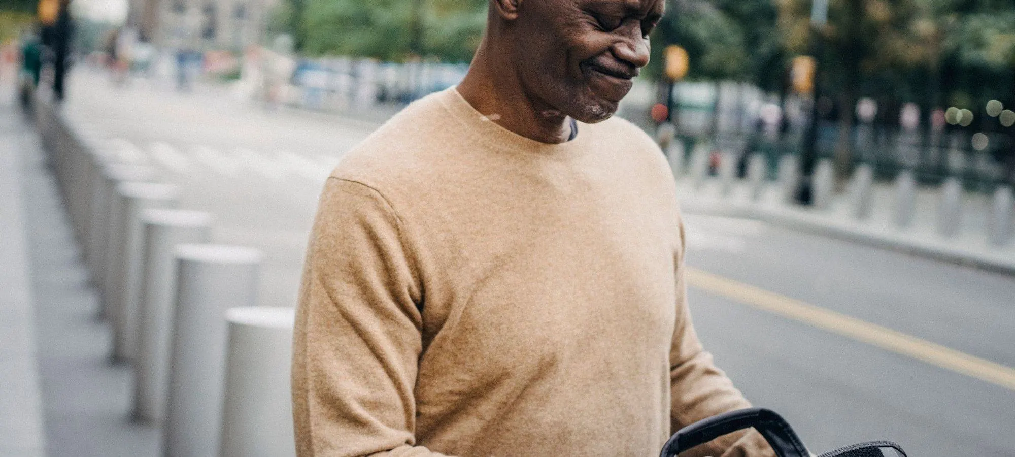 Man in an ecru sweatshirt in a street